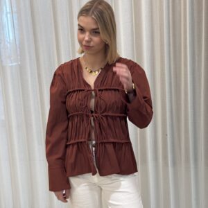 Blouse froncée bordeaux avec liens